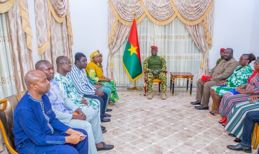 Burkina Faso : Le Président Ibrahim Traoré en dialogue avec les autorités de la région des Hauts-Bassins