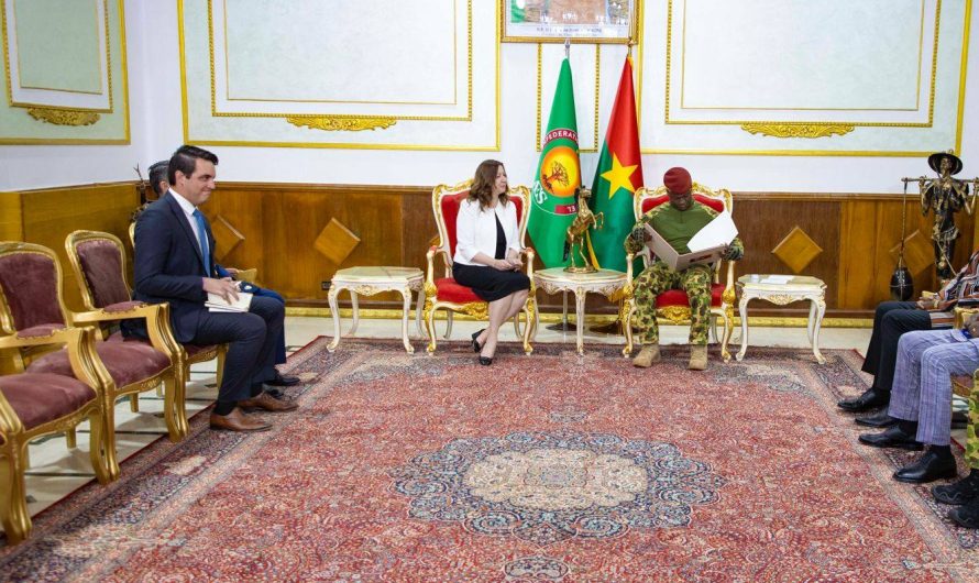 Burkina Faso : Le Président Ibrahim TRAORÉ reçoit huit nouveaux Ambassadeurs pour renforcer ses liens diplomatiques