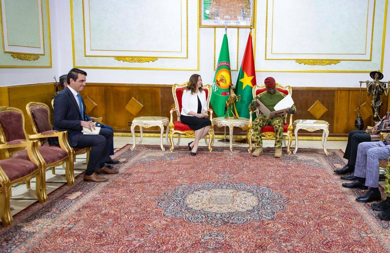 Burkina Faso : Le Président Ibrahim TRAORÉ reçoit huit nouveaux Ambassadeurs pour renforcer ses liens diplomatiques