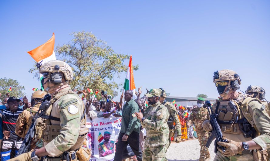 Mali : Scène de liesse populaire à l’arrivée du Pr Assimi Goïta pour l’inauguration de la 2e mine de lithium à Bougouni