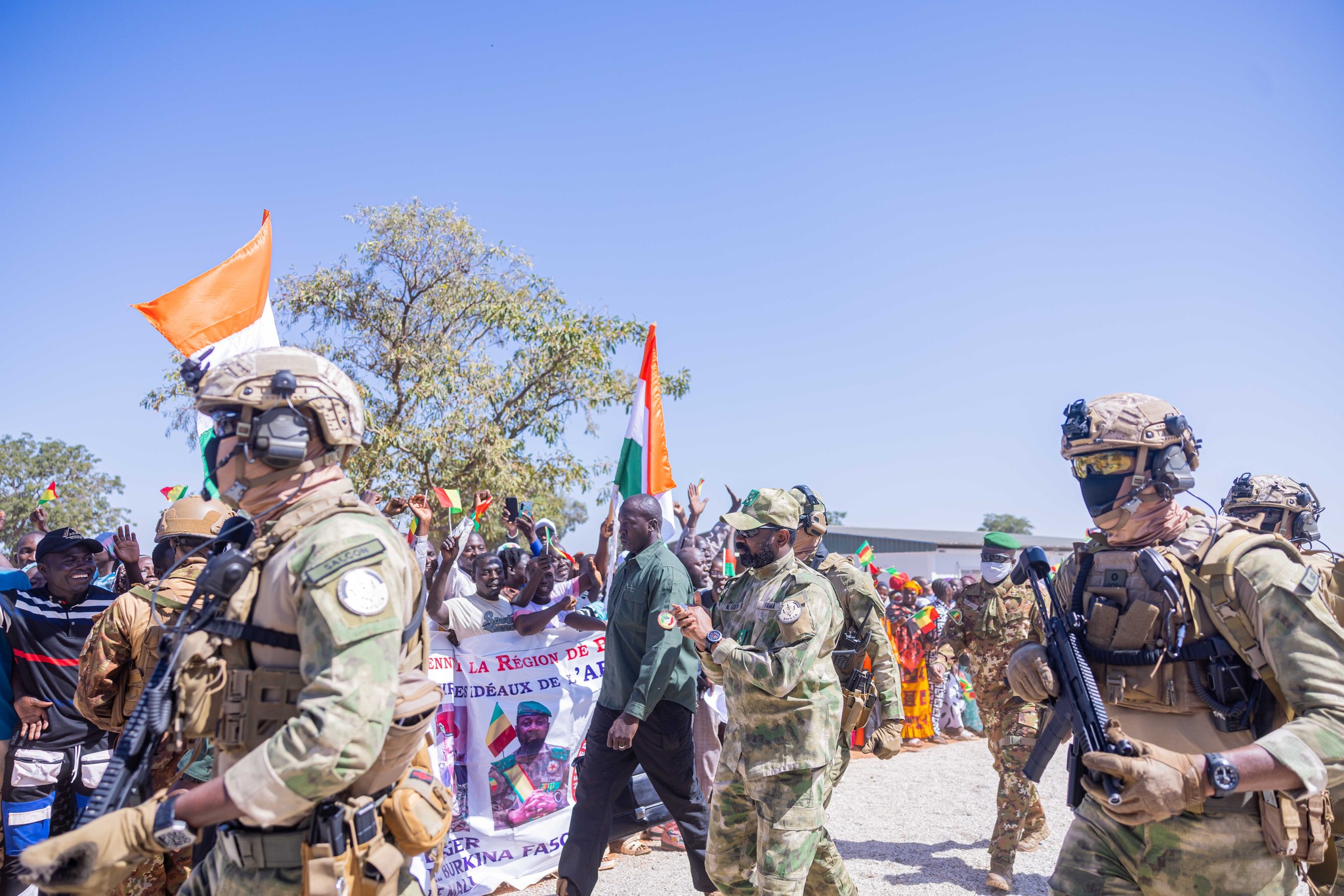 Mali : Scène de liesse populaire à l&rsquo;arrivée du Pr Assimi Goïta pour l&rsquo;inauguration de la 2e mine de lithium à Bougouni
