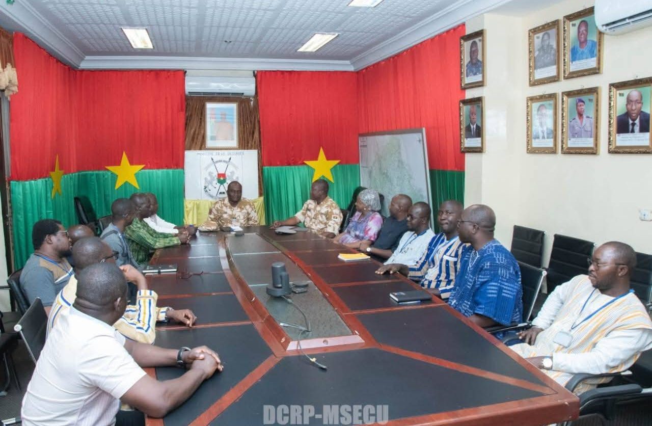 Burkina Faso : Quand les anciens camarades de fac du ministre Mahamadou Sana saluent son travail de la sécurité