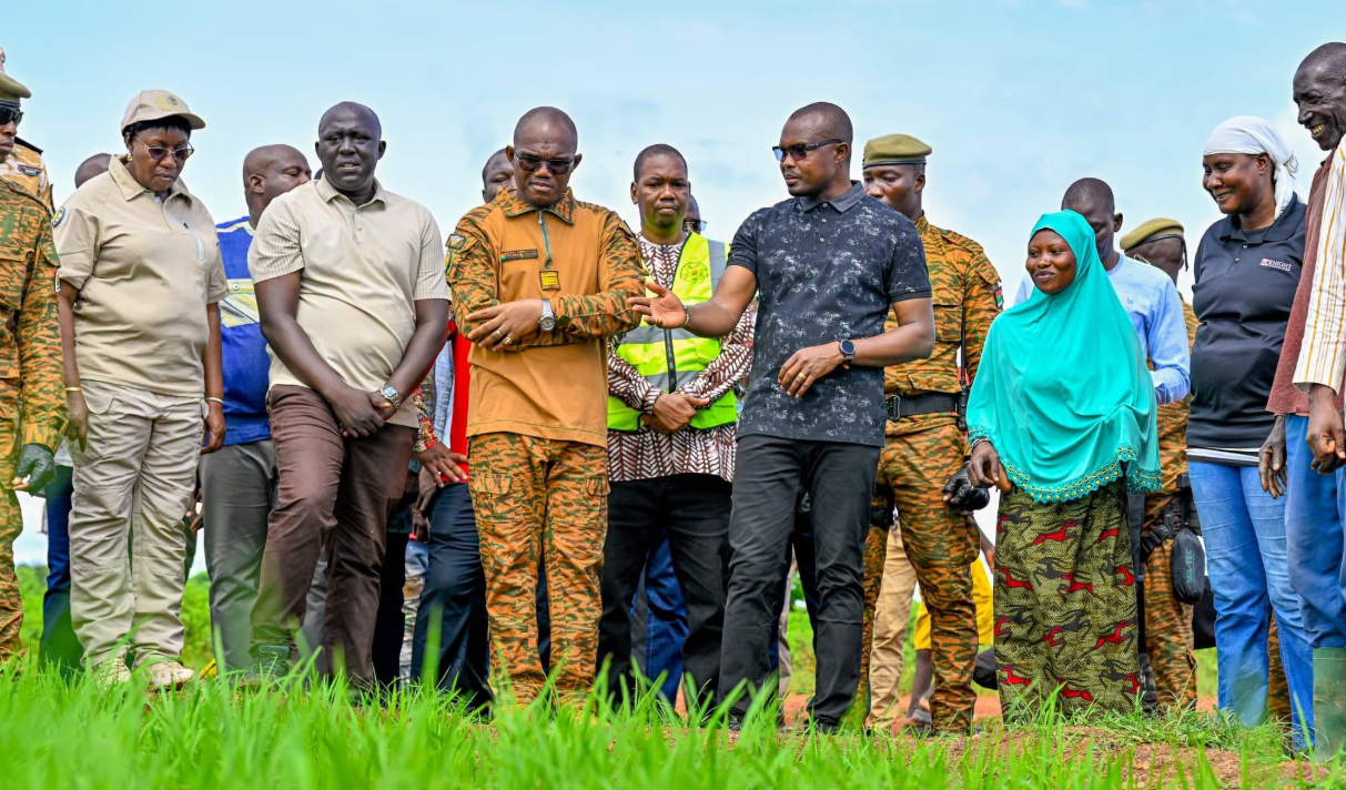 Burkina Faso : A Bama, le PM Rimtalba Jean Emmanuel Ouédraogo dans les champs, entre satisfaction des récoltes et appel à produire davantage